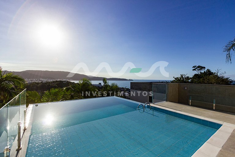 Casa com Piscina de Borda Infinita no Condomínio Panorâmico
