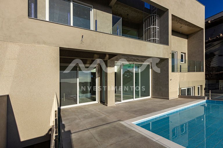 Casa com Piscina de Borda Infinita no Condomínio Panorâmico