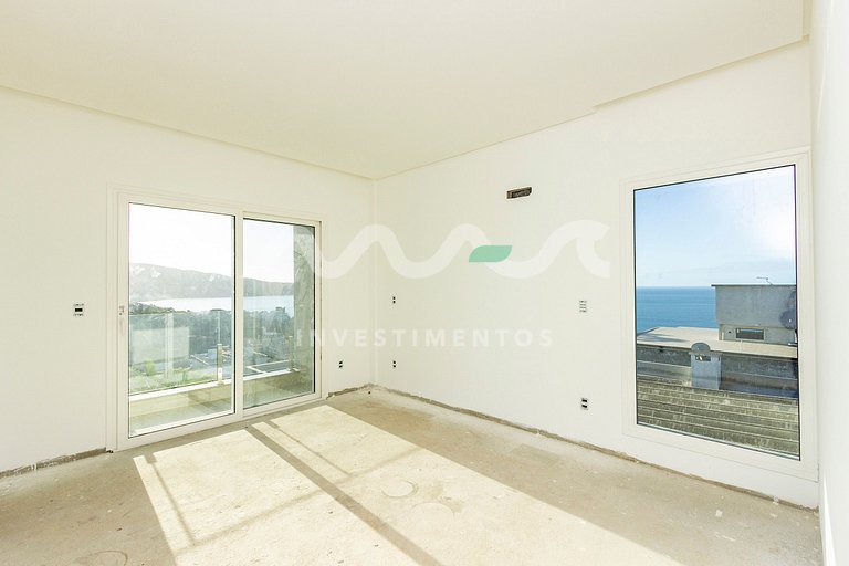 Casa com Piscina de Borda Infinita no Condomínio Panorâmico