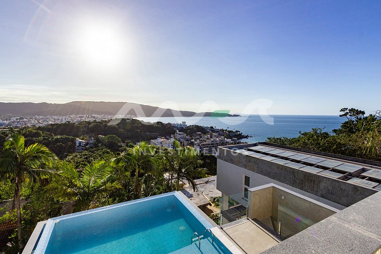 Casa com Piscina de Borda Infinita no Condomínio Panorâmico
