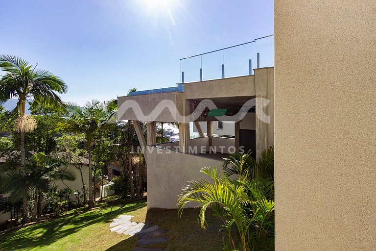 Casa com Piscina de Borda Infinita no Condomínio Panorâmico