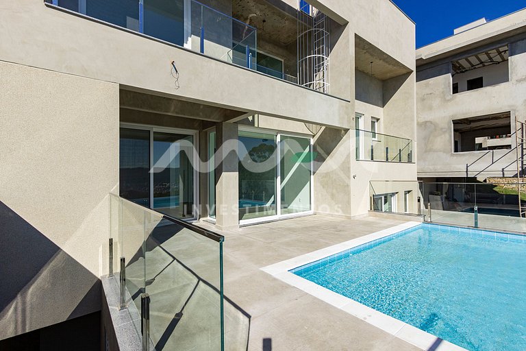 Casa com Piscina de Borda Infinita no Condomínio Panorâmico