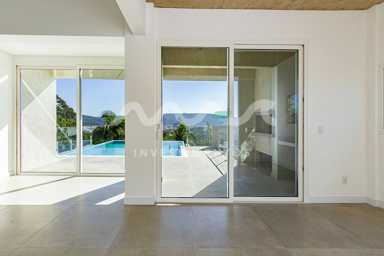 Casa com Piscina de Borda Infinita no Condomínio Panorâmico