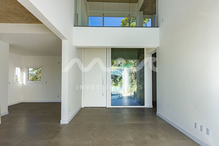 Casa com Piscina de Borda Infinita no Condomínio Panorâmico