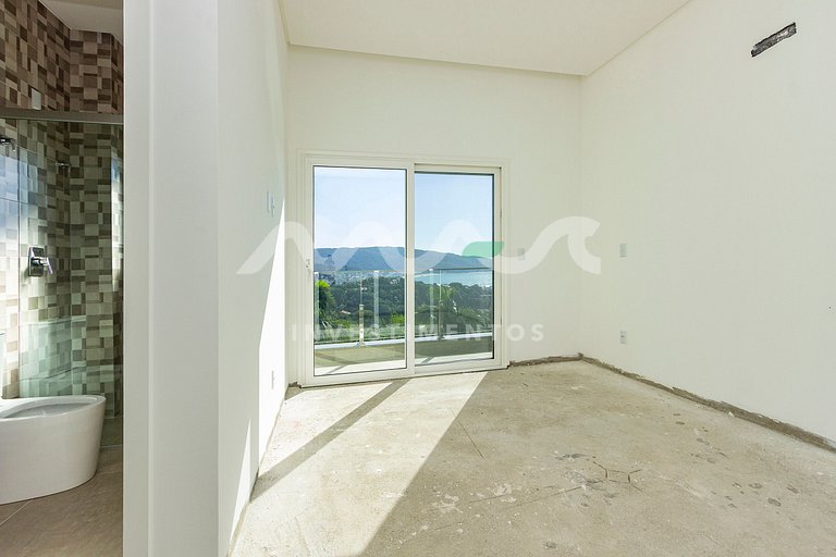 Casa com Piscina de Borda Infinita no Condomínio Panorâmico