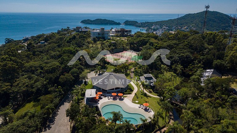 Casa com Piscina de Borda Infinita no Condomínio Panorâmico