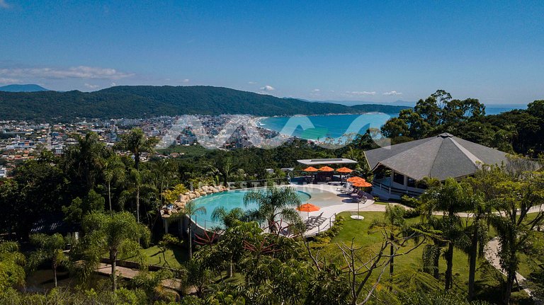 Casa com Piscina de Borda Infinita no Condomínio Panorâmico