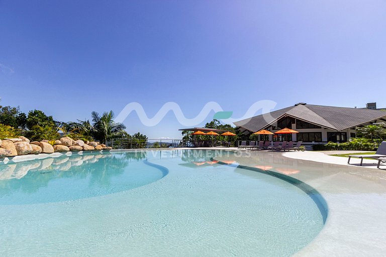 Casa com Piscina de Borda Infinita no Condomínio Panorâmico