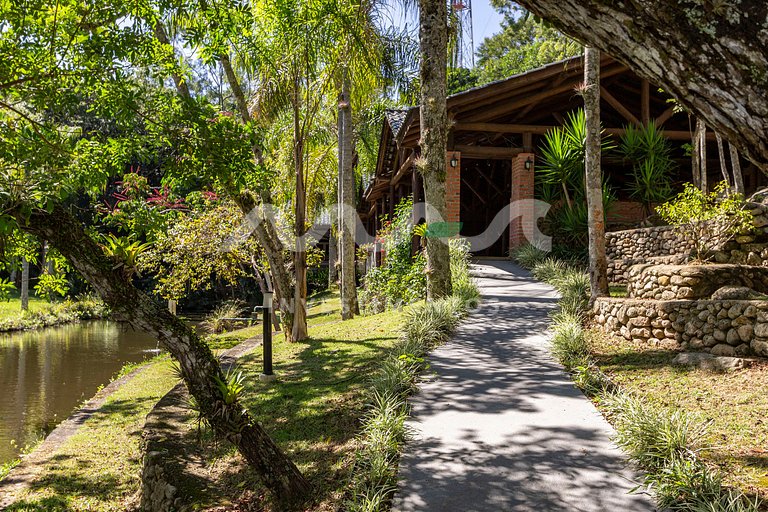 Casa com Piscina de Borda Infinita no Condomínio Panorâmico