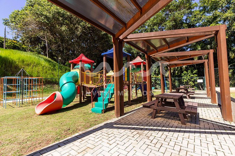 Casa com Piscina de Borda Infinita no Condomínio Panorâmico